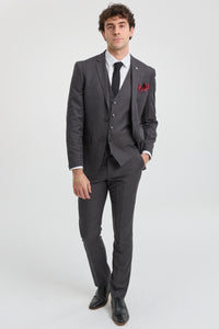 Costume trois pièces gris anthracite pour homme, coutures classiques, idéal pour mariage, été ou bal de promo.