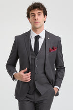 Costume trois pièces gris anthracite pour homme, coutures classiques, idéal pour mariage, été ou bal de promo.