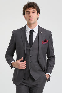 Costume trois pièces gris anthracite pour homme, coutures classiques, idéal pour mariage, été ou bal de promo.