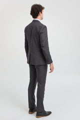 Costume trois pièces gris anthracite pour homme, coutures classiques, idéal pour mariage, été ou bal de promo.