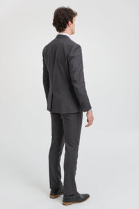 Costume trois pièces gris anthracite pour homme, coutures classiques, idéal pour mariage, été ou bal de promo.