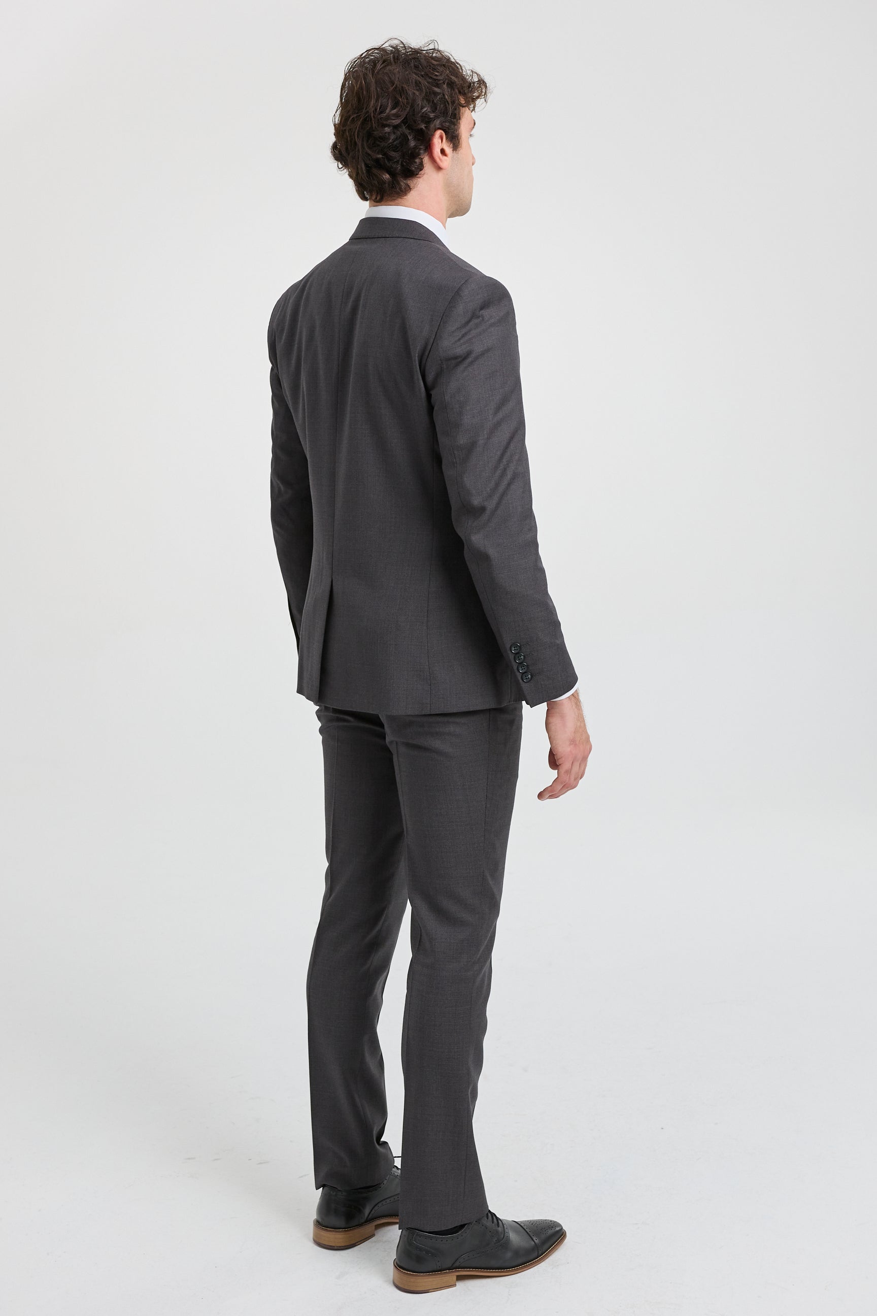Costume trois pièces gris anthracite pour homme, coutures classiques, idéal pour mariage, été ou bal de promo.