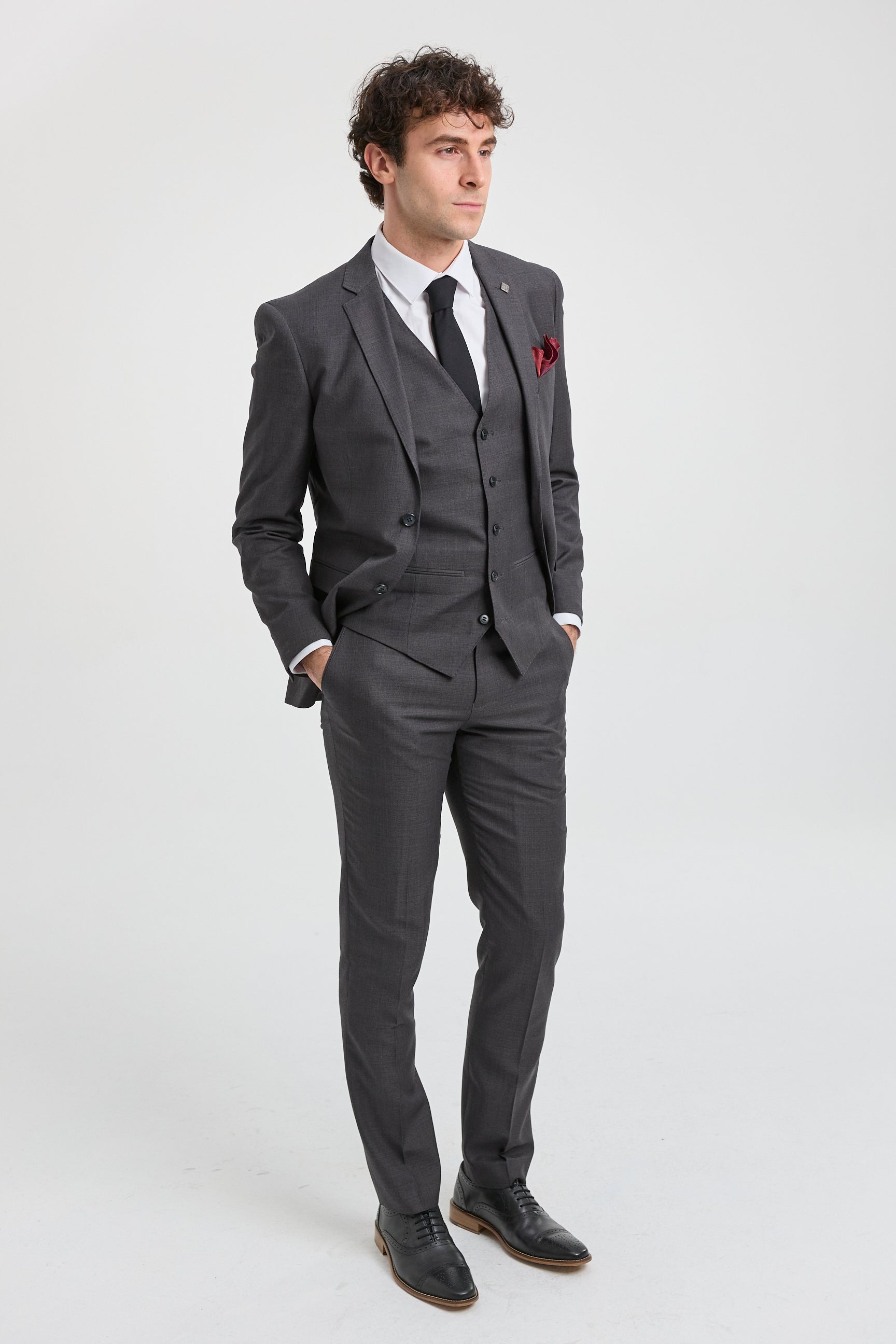 Costume trois pièces gris anthracite pour homme, coutures classiques, idéal pour mariage, été ou bal de promo.