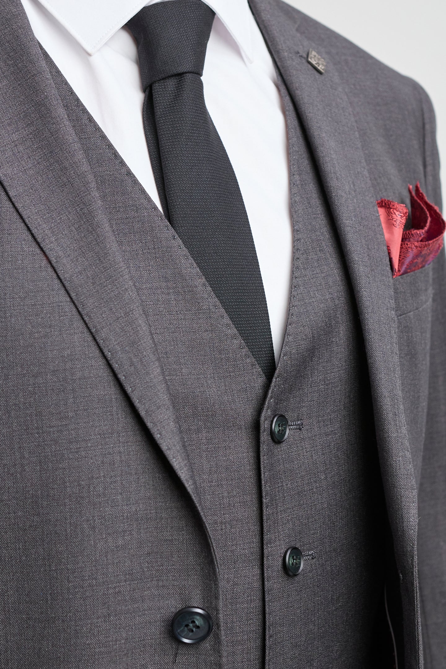 Costume trois pièces gris anthracite pour homme, coutures classiques, idéal pour mariage, été ou bal de promo.