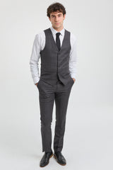 Costume trois pièces gris anthracite pour homme, coutures classiques, idéal pour mariage, été ou bal de promo.