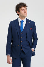 Costume trois pièces bleu marine pour homme, finitions marron, motif œil-de-perdrix classique, style vintage, idéal pour les mariés.