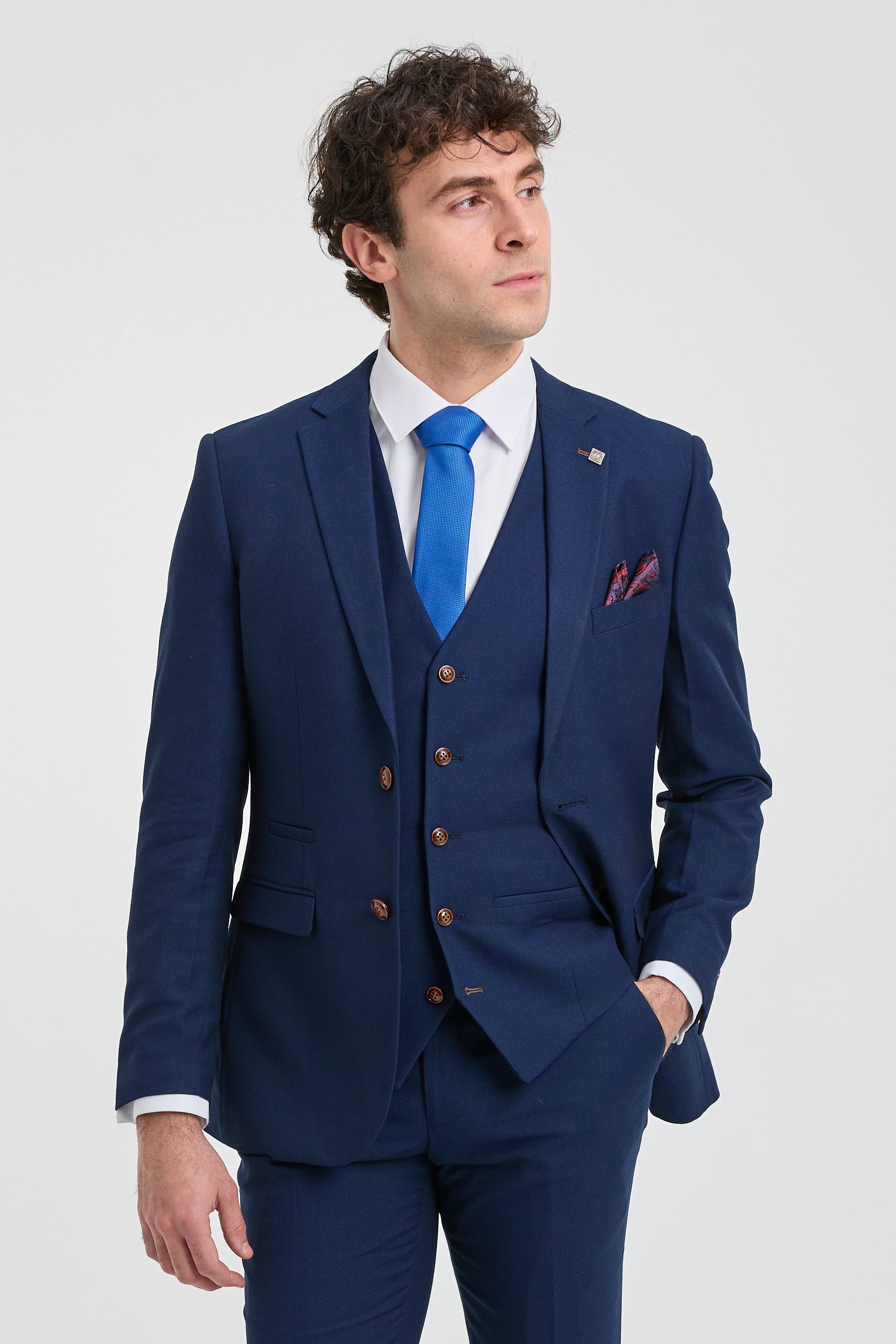 Costume trois pièces bleu marine pour homme, finitions marron, motif œil-de-perdrix classique, style vintage, idéal pour les mariés.