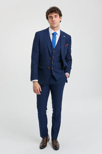 Costume trois pièces bleu marine pour homme, finitions marron, motif œil-de-perdrix classique, style vintage, idéal pour les mariés.
