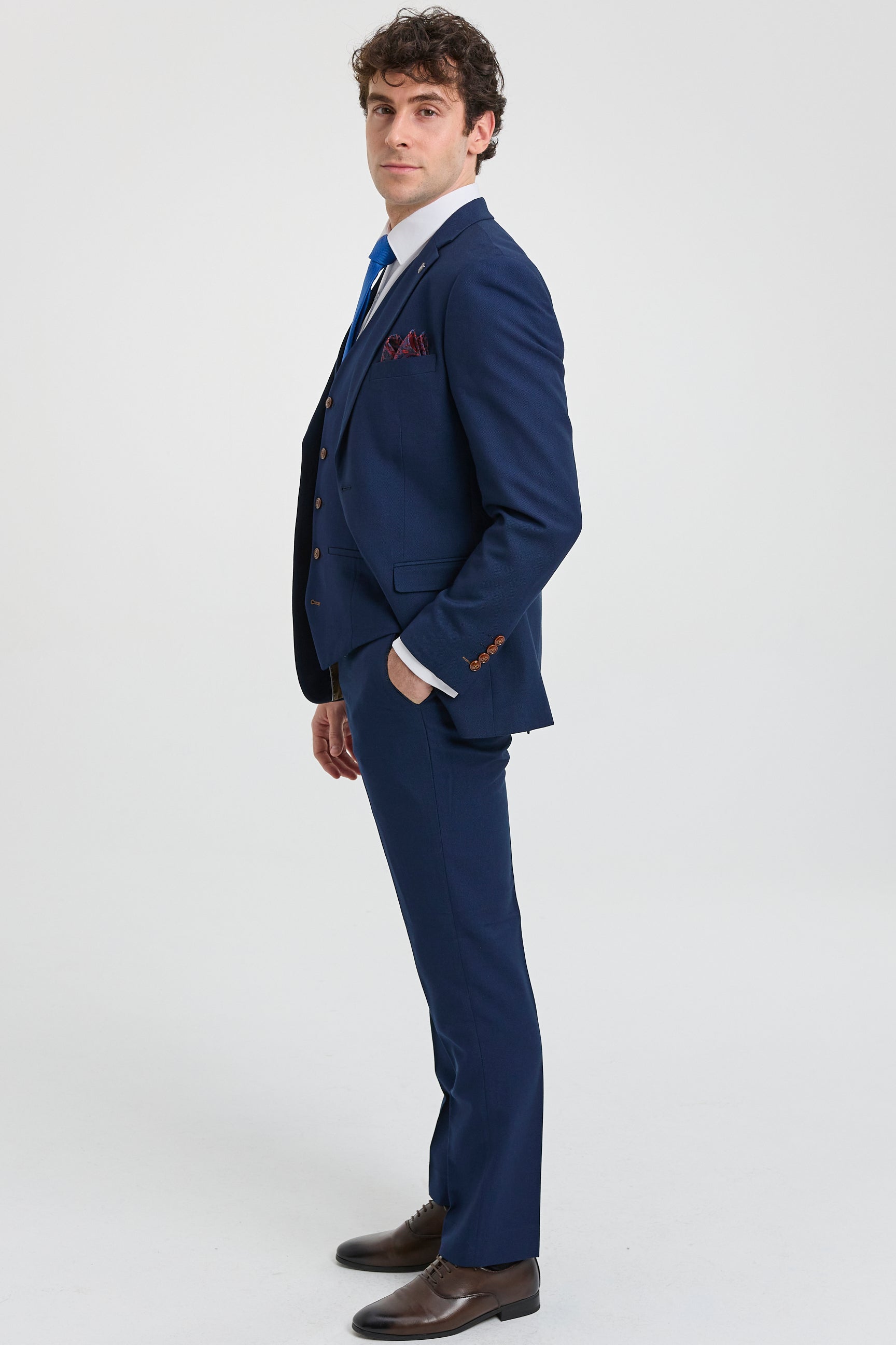 Costume trois pièces bleu marine pour homme, finitions marron, motif œil-de-perdrix classique, style vintage, idéal pour les mariés.