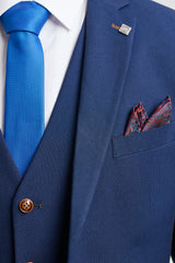 Costume trois pièces bleu marine pour homme, finitions marron, motif œil-de-perdrix classique, style vintage, idéal pour les mariés.