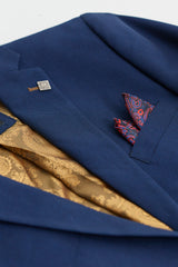 Costume trois pièces bleu marine pour homme, finitions marron, motif œil-de-perdrix classique, style vintage, idéal pour les mariés.