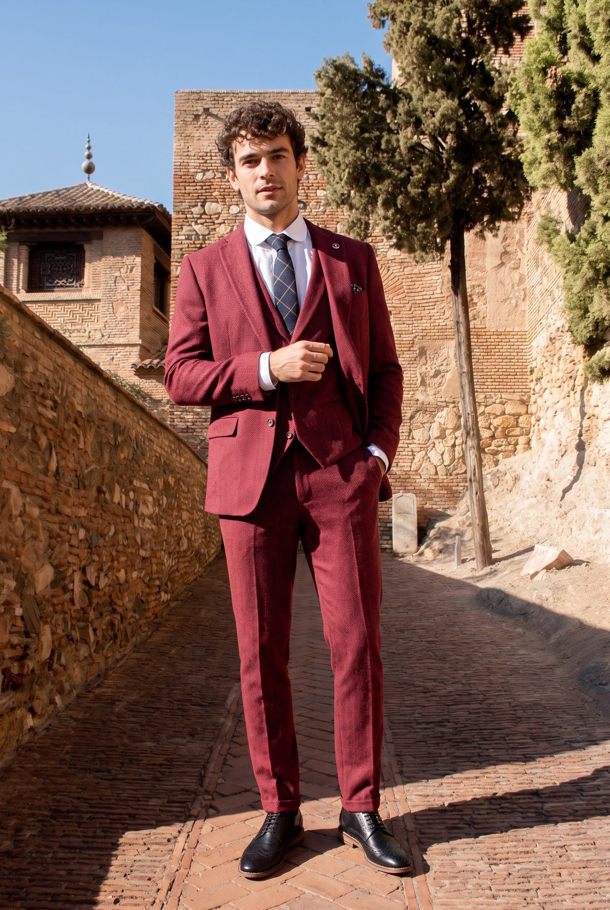 Look #181 styled with Costume trois pièces en tweed bordeaux à chevrons pour homme - STZ11