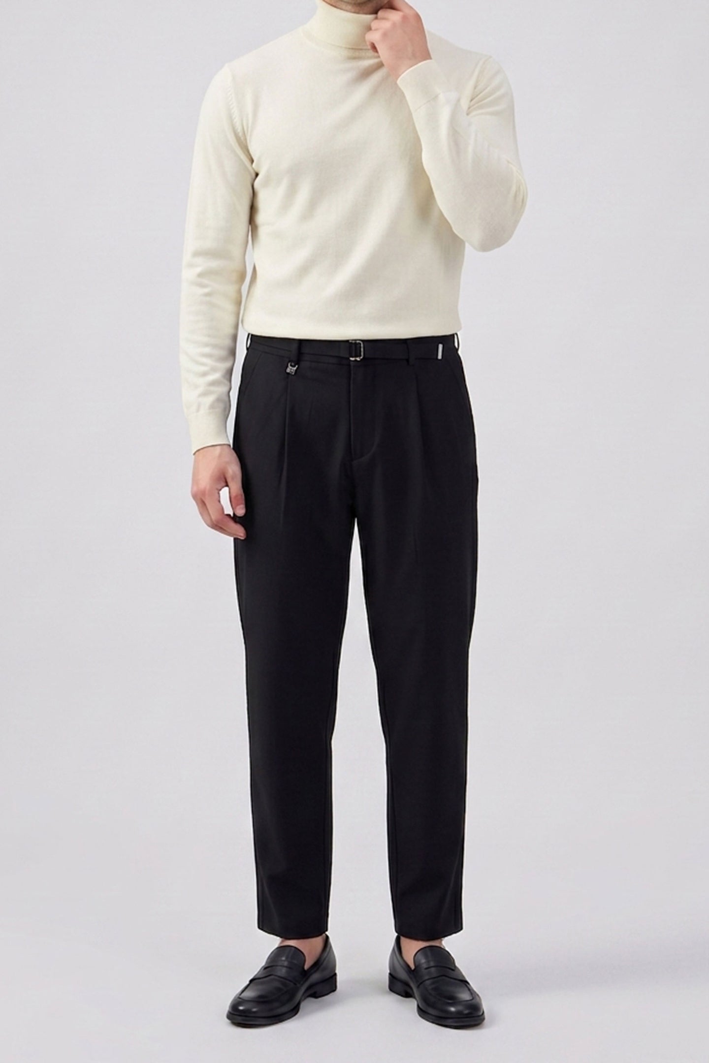 Pull à col roulé crème pour homme, en maille douce à manches longues et mélange de viscose.
