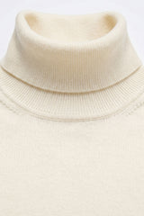 Pull à col roulé crème pour homme, en maille douce à manches longues et mélange de viscose.