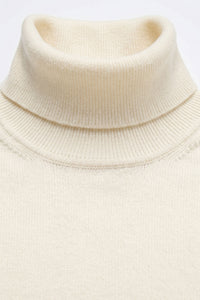 Pull à col roulé crème pour homme, en maille douce à manches longues et mélange de viscose.