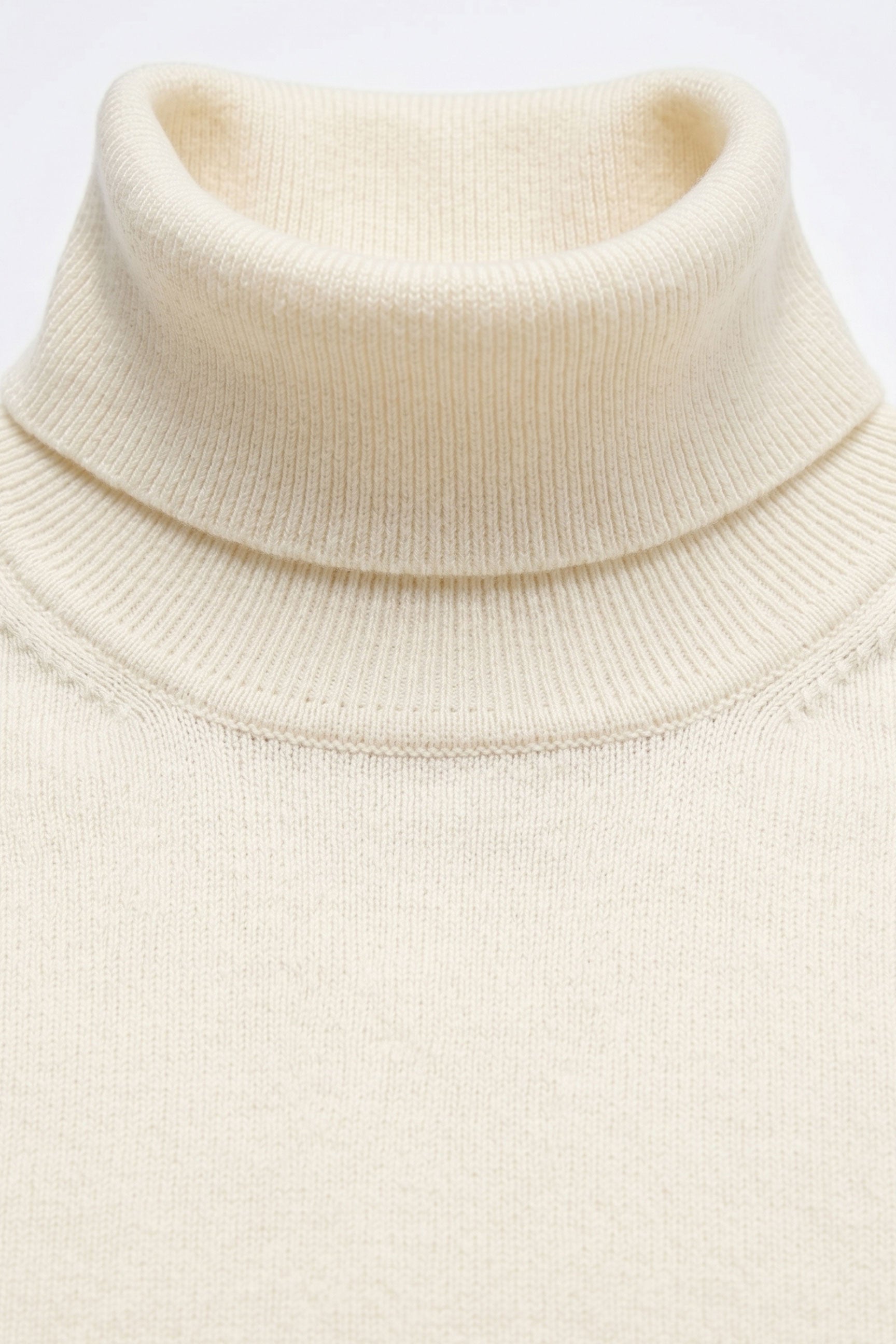 Pull à col roulé crème pour homme, en maille douce à manches longues et mélange de viscose.