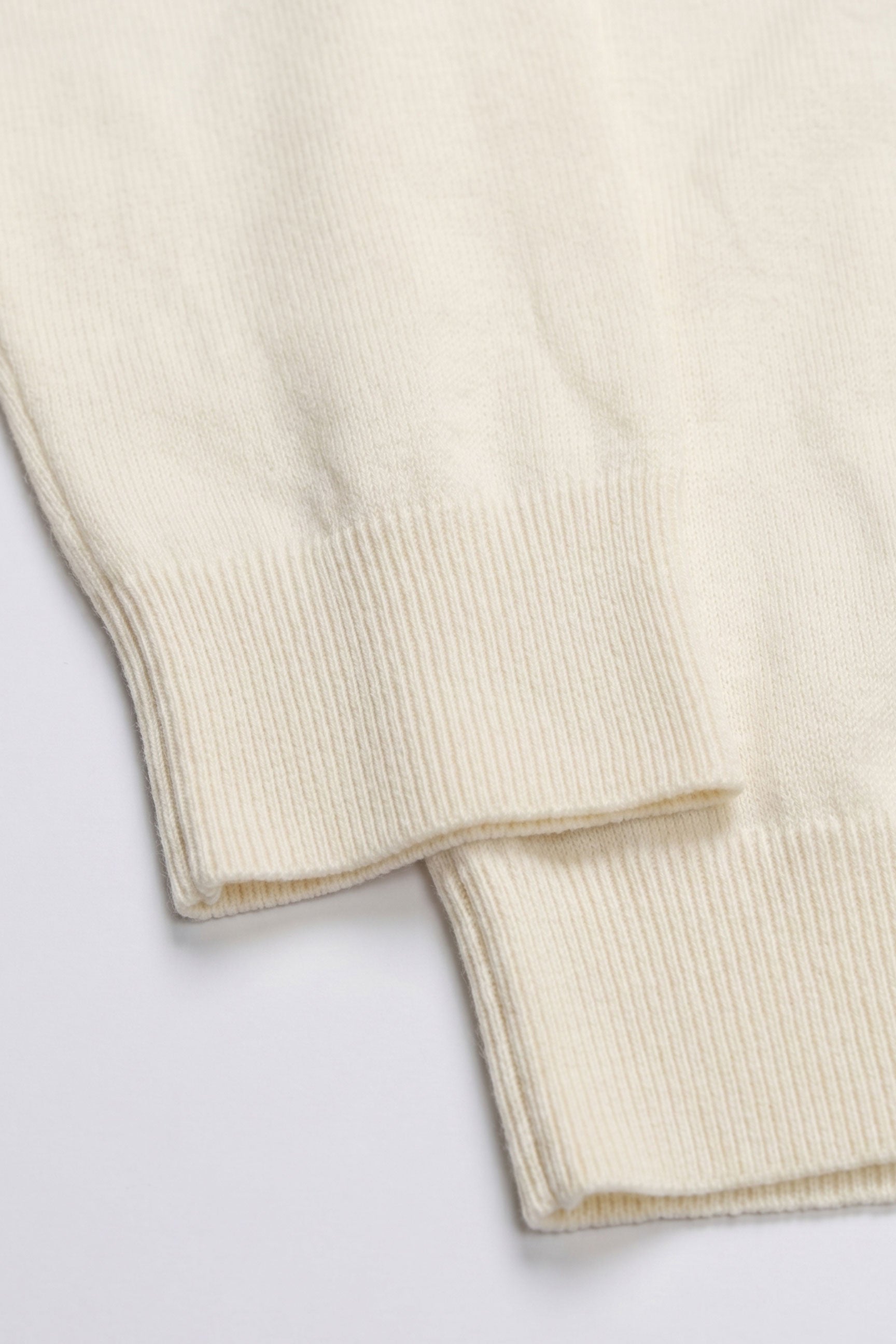 Pull à col roulé crème pour homme, en maille douce à manches longues et mélange de viscose.