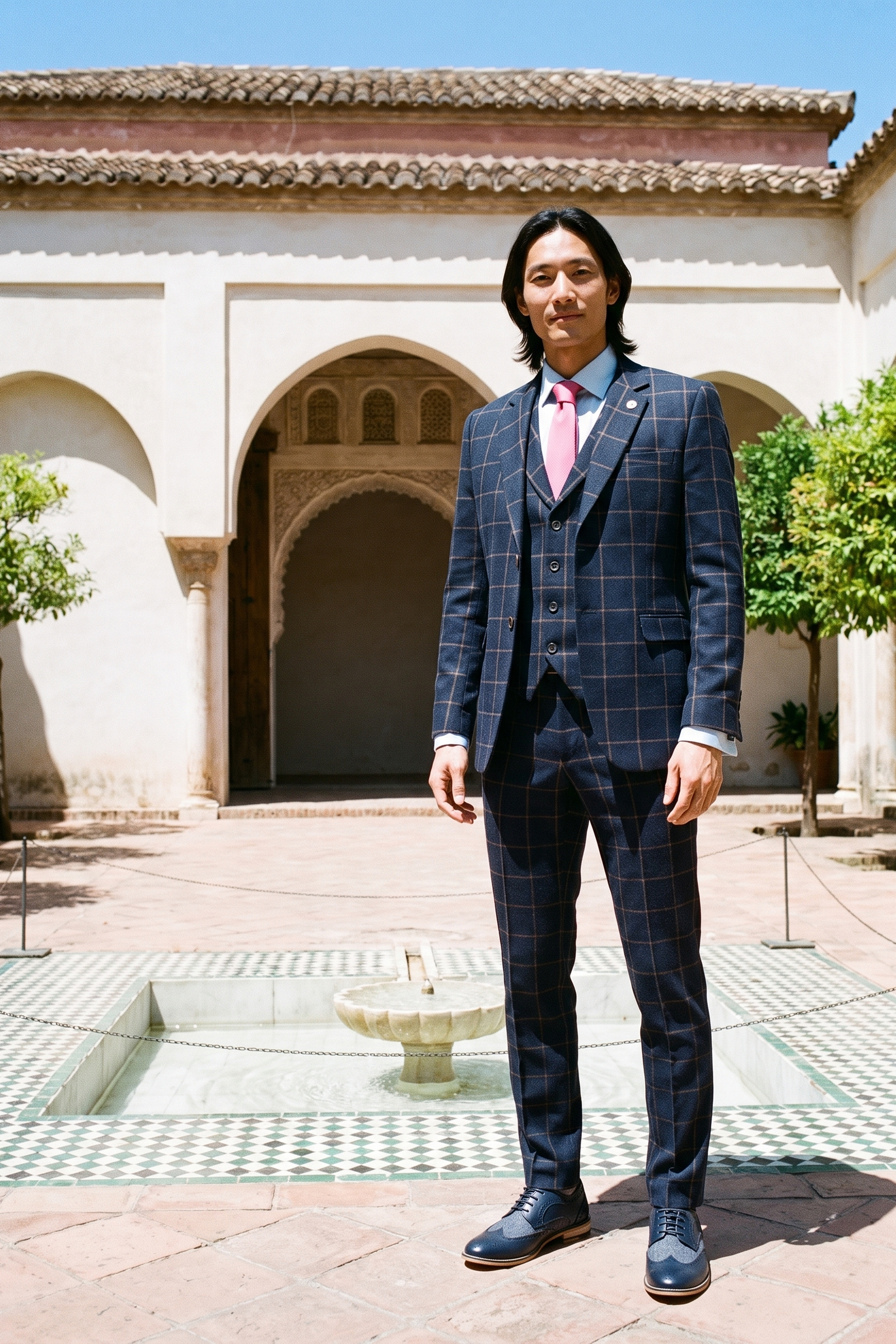 Look #334 styled with Costume trois pièces pour homme à carreaux bleu marine