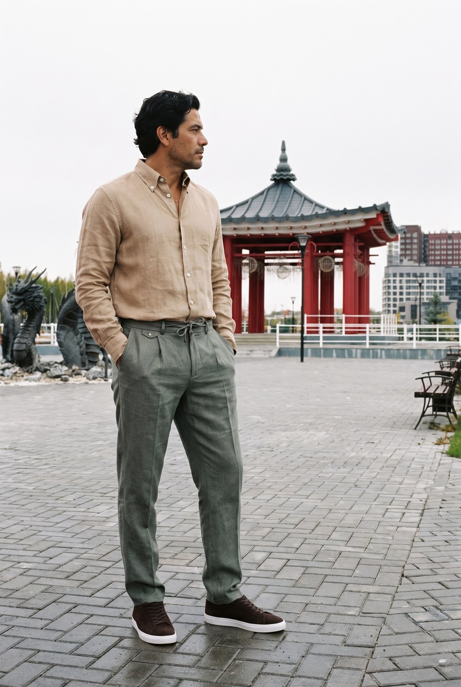 Look #1030 styled with Chemise d'été homme en pur lin marron camel, manches longues, boutonnée