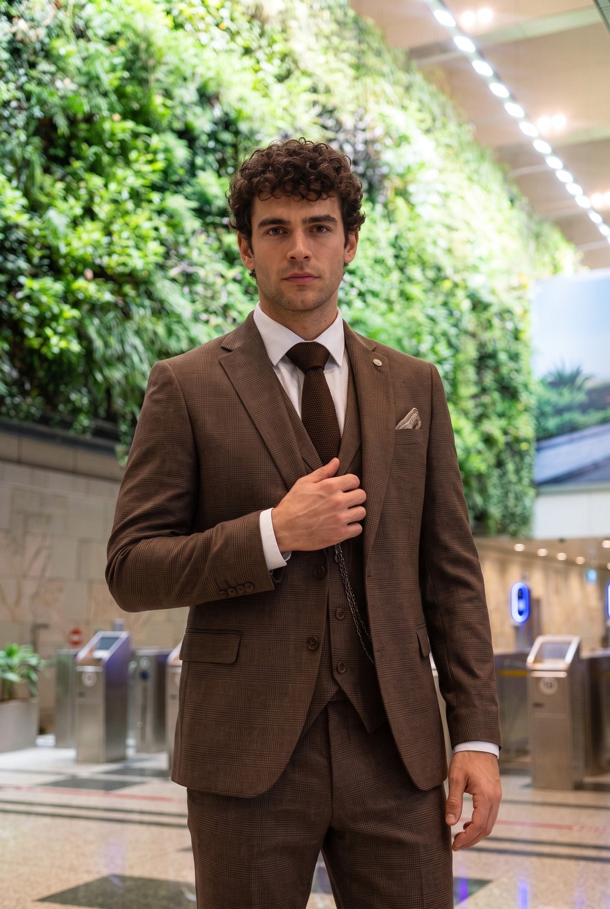 Look #567 styled with TP-50 - Costume trois pièces marron à carreaux Prince de Galles pour homme