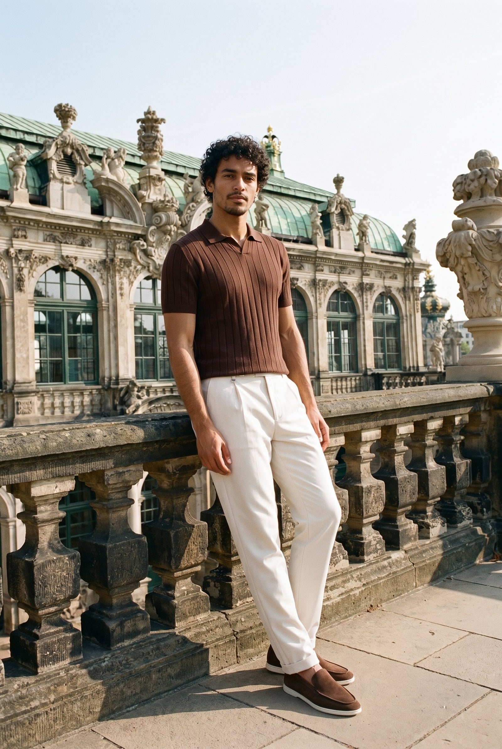 Look #1027 styled with Polo homme marron en maille côtelée