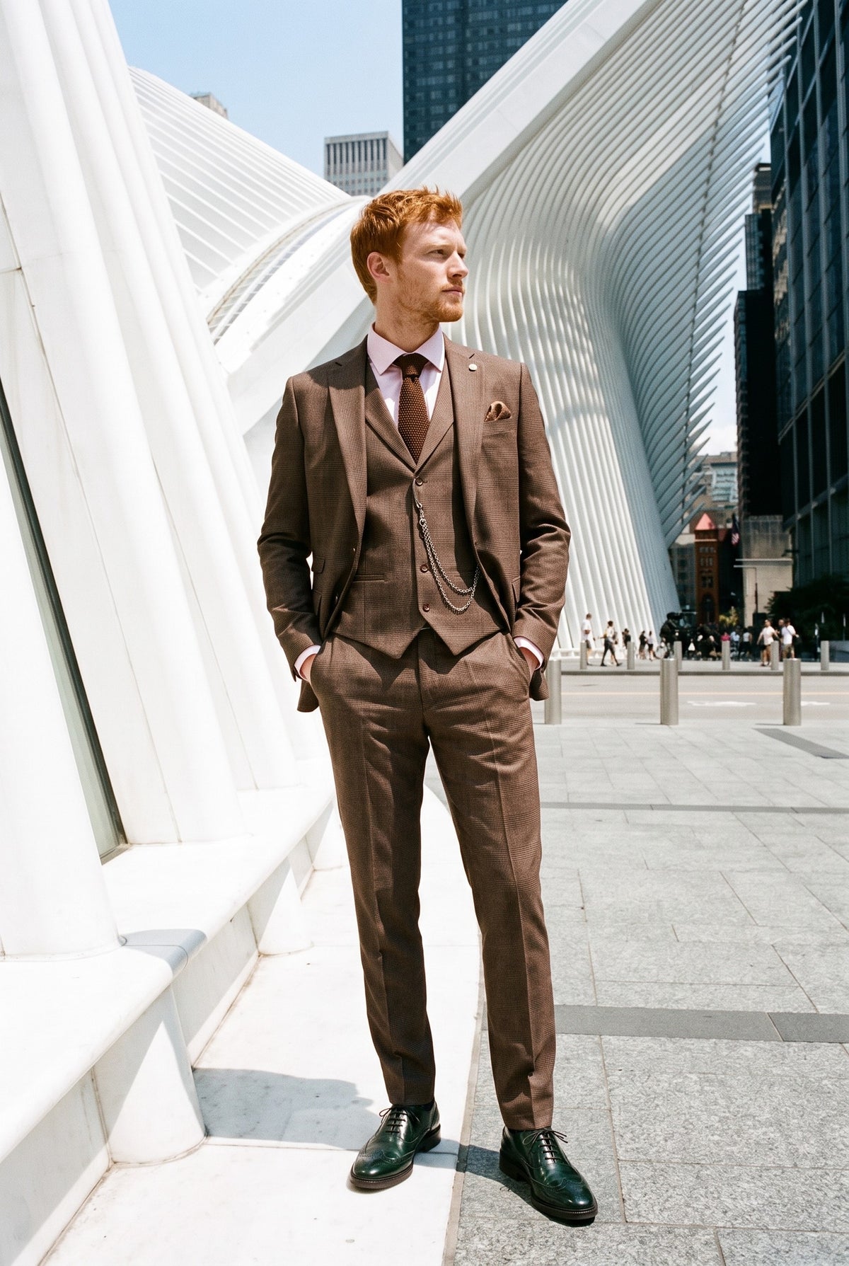 Look #1010 styled with TP-50 - Costume trois pièces marron à carreaux Prince de Galles pour homme