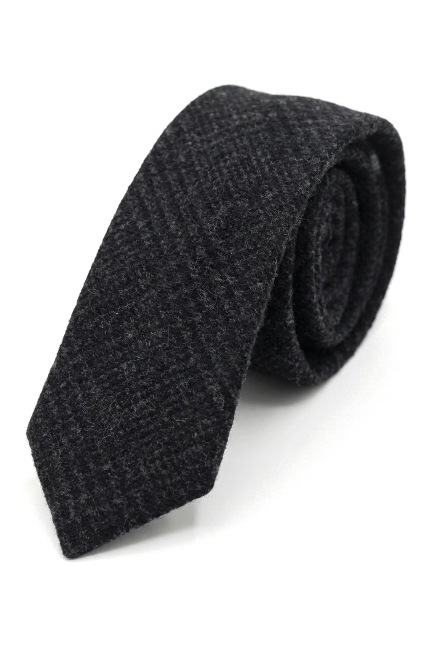 Comparer les couleurs : Cravate et pochette en tweed à chevrons pour homme, motif à carreaux noir classique.