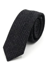 Comparer les couleurs : Cravate et pochette en tweed à chevrons pour homme, motif à carreaux noir classique.