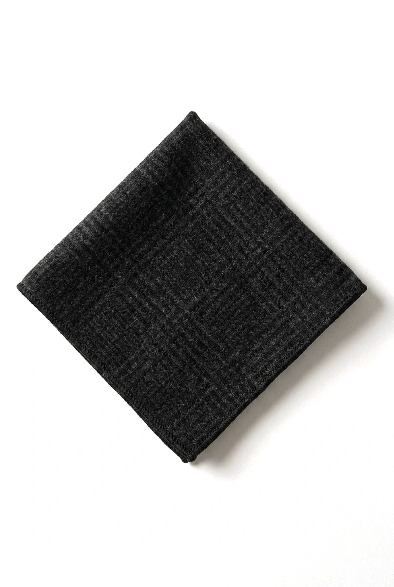 Comparer les couleurs : Cravate et pochette en tweed à chevrons pour homme, motif à carreaux noir classique.