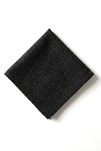 Comparer les couleurs : Cravate et pochette en tweed à chevrons pour homme, motif à carreaux noir classique.