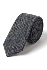 Comparer les couleurs : cravate et pochette en tweed gris à chevrons pour homme, motif classique.