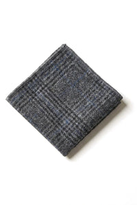 Comparer les couleurs : cravate et pochette en tweed gris à chevrons pour homme, motif classique.