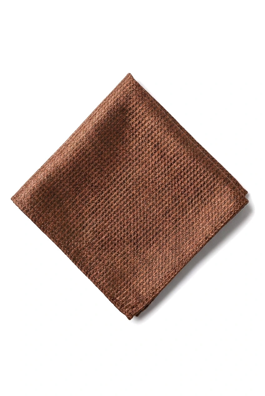 Cravate marron à col diamant, coffret cadeau avec pochette, boutons de manchette et épingle à cravate en satin.