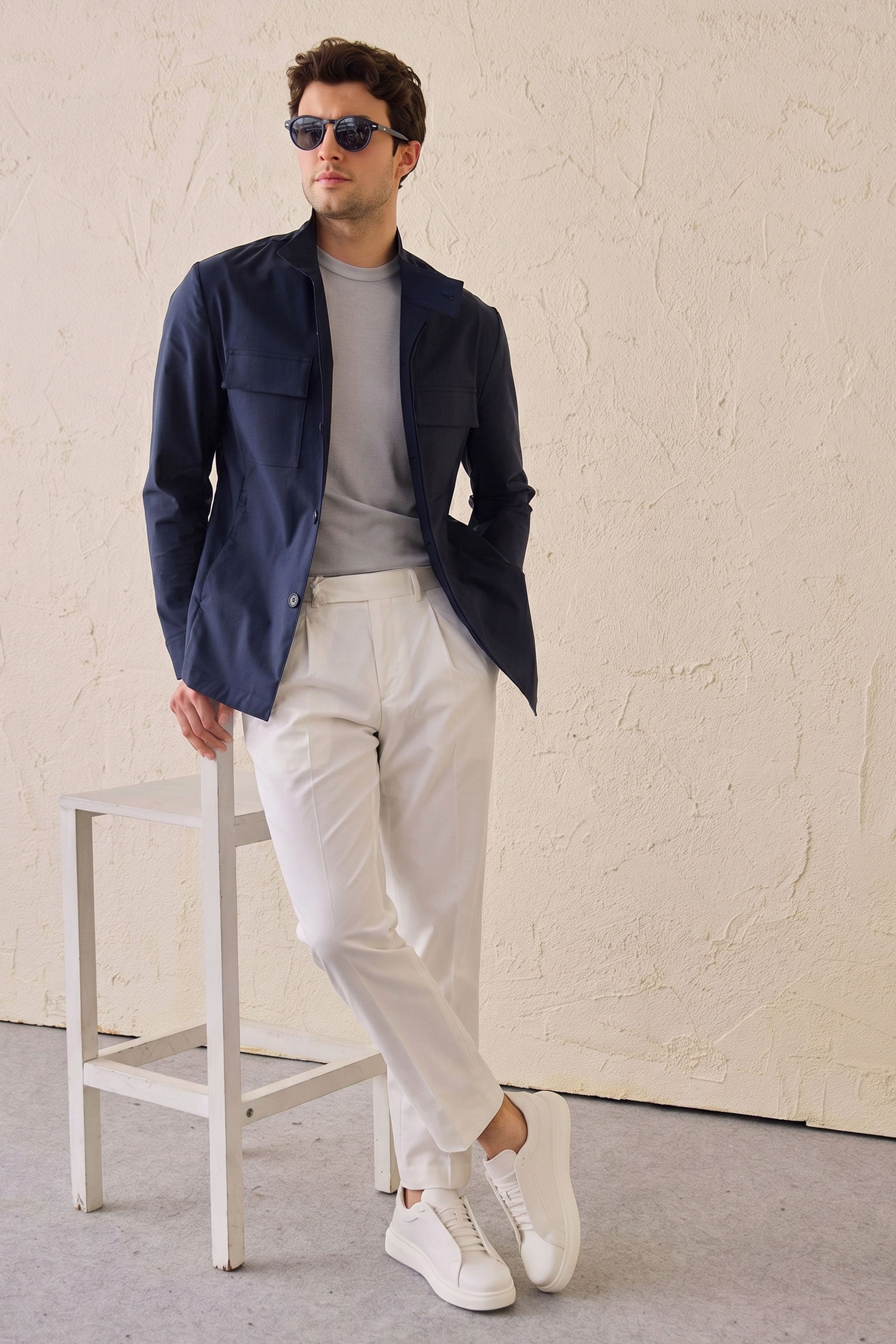 Ensemble veste safari bleu marine en coton mélangé et pantalon blanc pour homme, tenue décontractée élégante