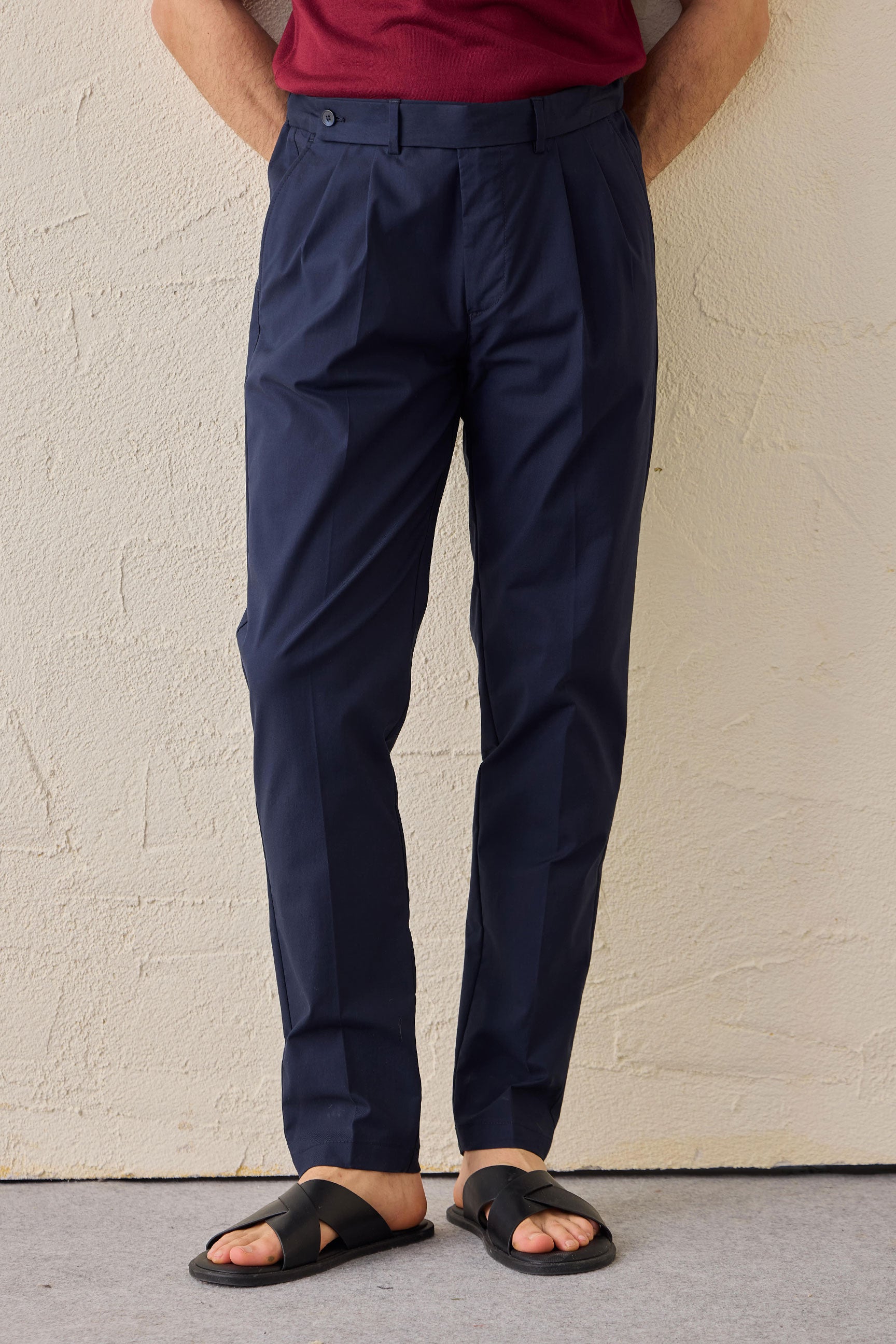 Costume deux pièces bleu marine pour homme, style safari, col montant, coupe élégante et décontractée.