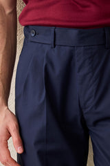 Costume deux pièces bleu marine pour homme, style safari, col montant, coupe élégante et décontractée.