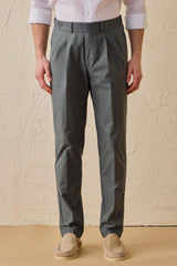 Pantalon plissé vert sauge pour homme, coupe classique élégante et décontractée.