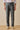 Pantalon plissé vert sauge pour homme, coupe classique élégante et décontractée.