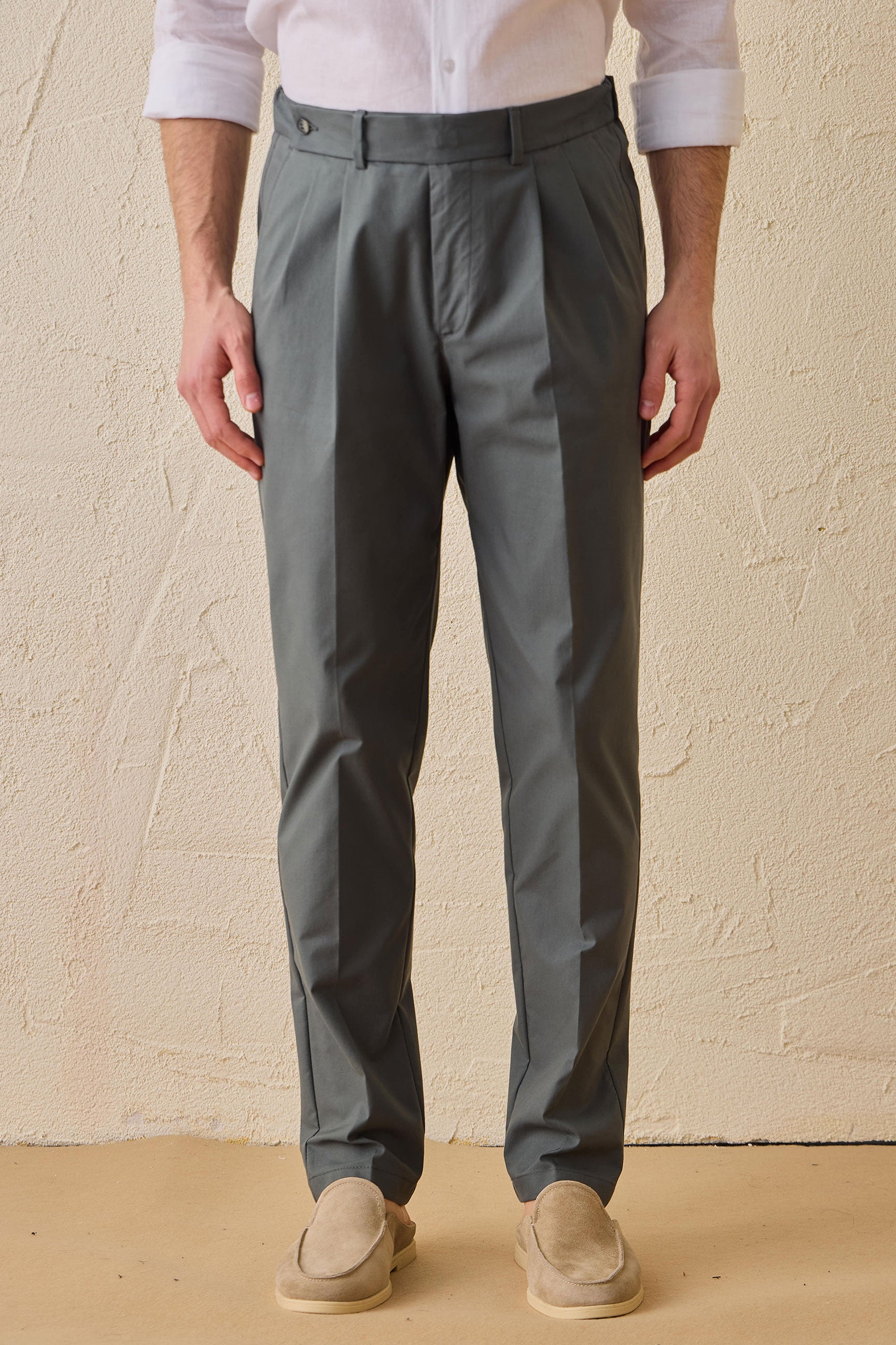 Pantalon plissé vert sauge pour homme, coupe classique élégante et décontractée.