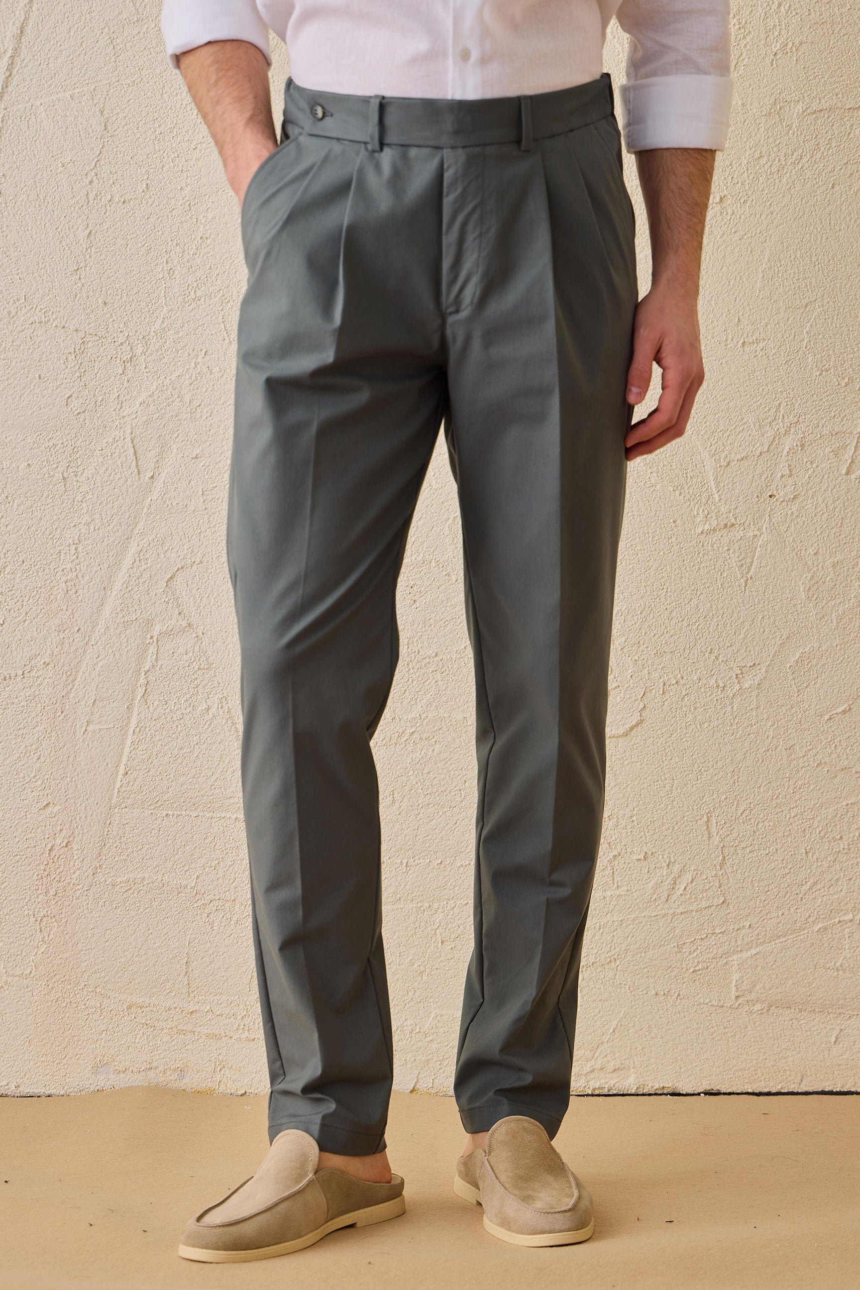 Pantalon plissé vert sauge pour homme, coupe classique élégante et décontractée.