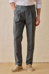 Costume deux pièces pour homme, vert sauge, style safari, col montant, coupe élégante et décontractée.