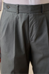 Costume deux pièces pour homme, vert sauge, style safari, col montant, coupe élégante et décontractée.