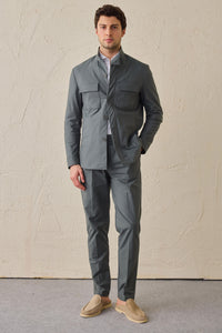 Pantalon plissé vert sauge pour homme, coupe classique élégante et décontractée.