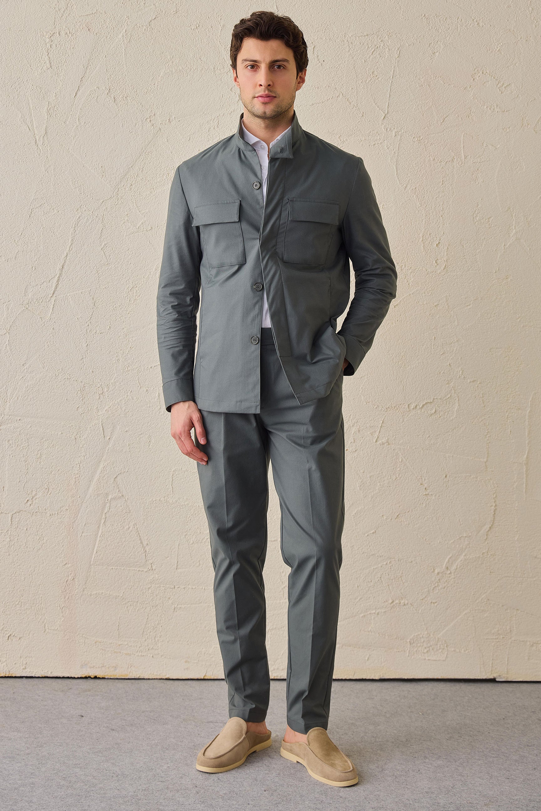 Pantalon plissé vert sauge pour homme, coupe classique élégante et décontractée.