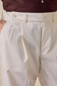 Costume deux pièces blanc pour homme, style safari, col montant, coupe élégante et décontractée.