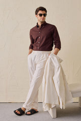 Costume deux pièces blanc pour homme, style safari, col montant, coupe élégante et décontractée.