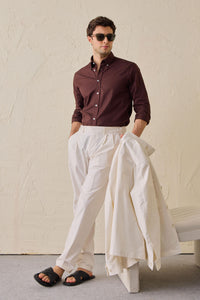 Costume deux pièces blanc pour homme, style safari, col montant, coupe élégante et décontractée.
