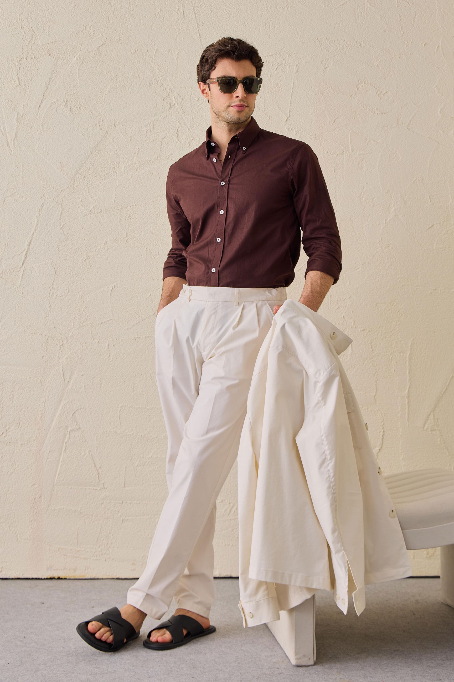 Costume deux pièces blanc pour homme, style safari, col montant, coupe élégante et décontractée.