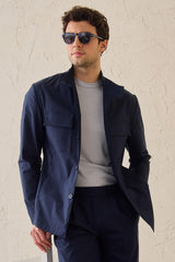 Costume deux pièces bleu marine pour homme, style safari, col montant, coupe élégante et décontractée.