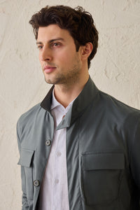 Veste utilitaire vert sauge pour homme, légère et élégante, style décontracté.